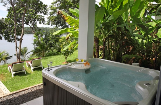 Deluxe Bungalows Sea-facing with king-sized bed, hot tub, & private garden