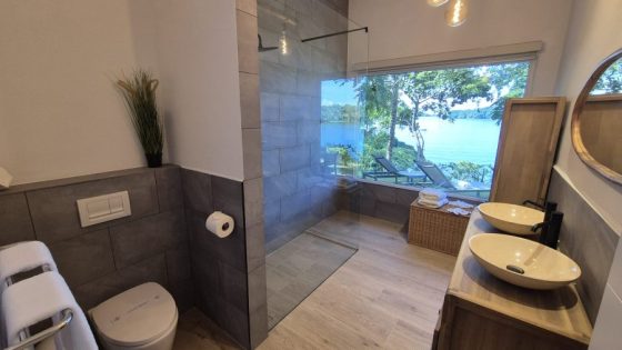 Deluxe Bungalows Sea-facing with king-sized bed, hot tub, & private garden